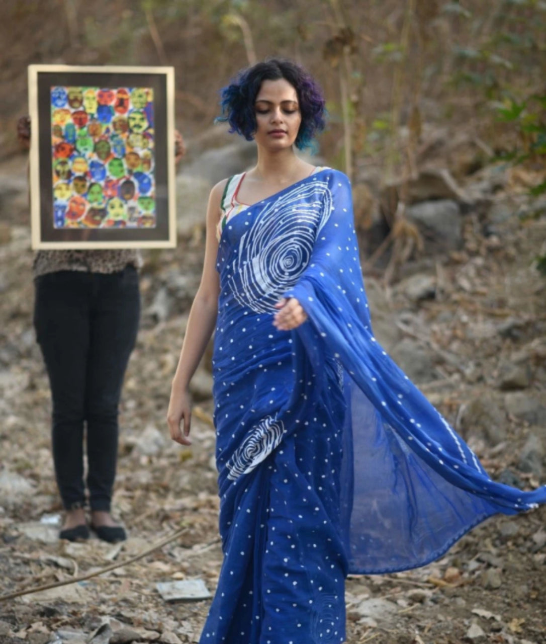 FlexFeb Handcrafted Blue Linen Saree with Artistic Swirl Print & Blouse Piece – Lightweight & Elegant Drape