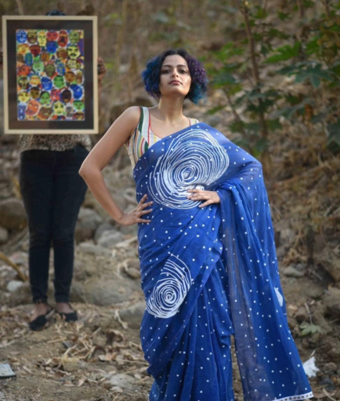FlexFeb Handcrafted Blue Linen Saree with Artistic Swirl Print & Blouse Piece – Lightweight & Elegant Drape