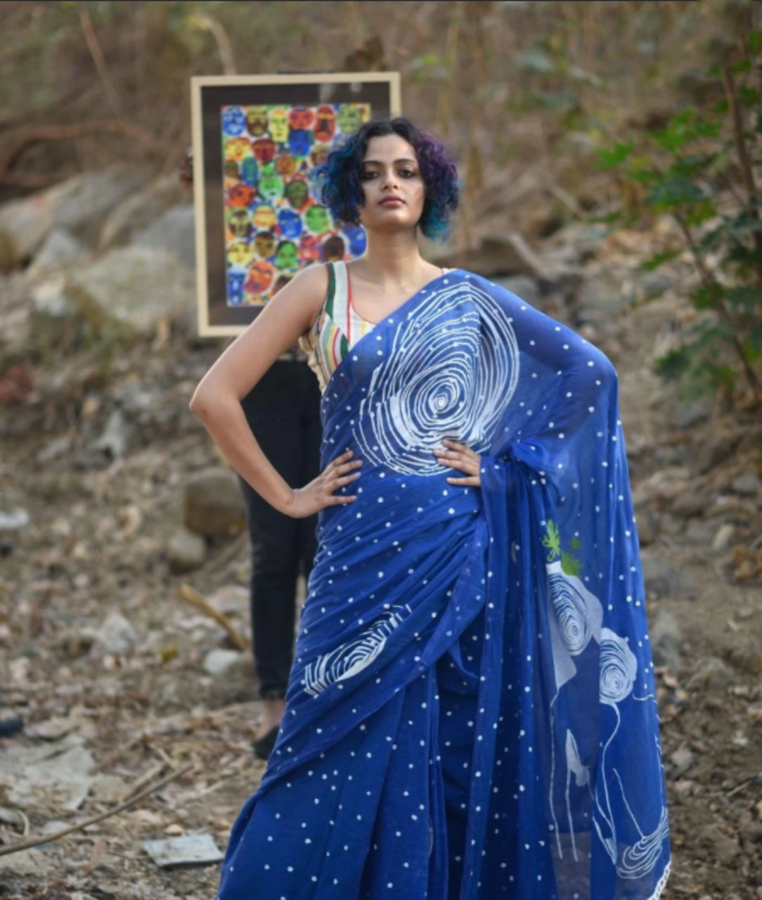 FlexFeb Handcrafted Blue Linen Saree with Artistic Swirl Print & Blouse Piece – Lightweight & Elegant Drape