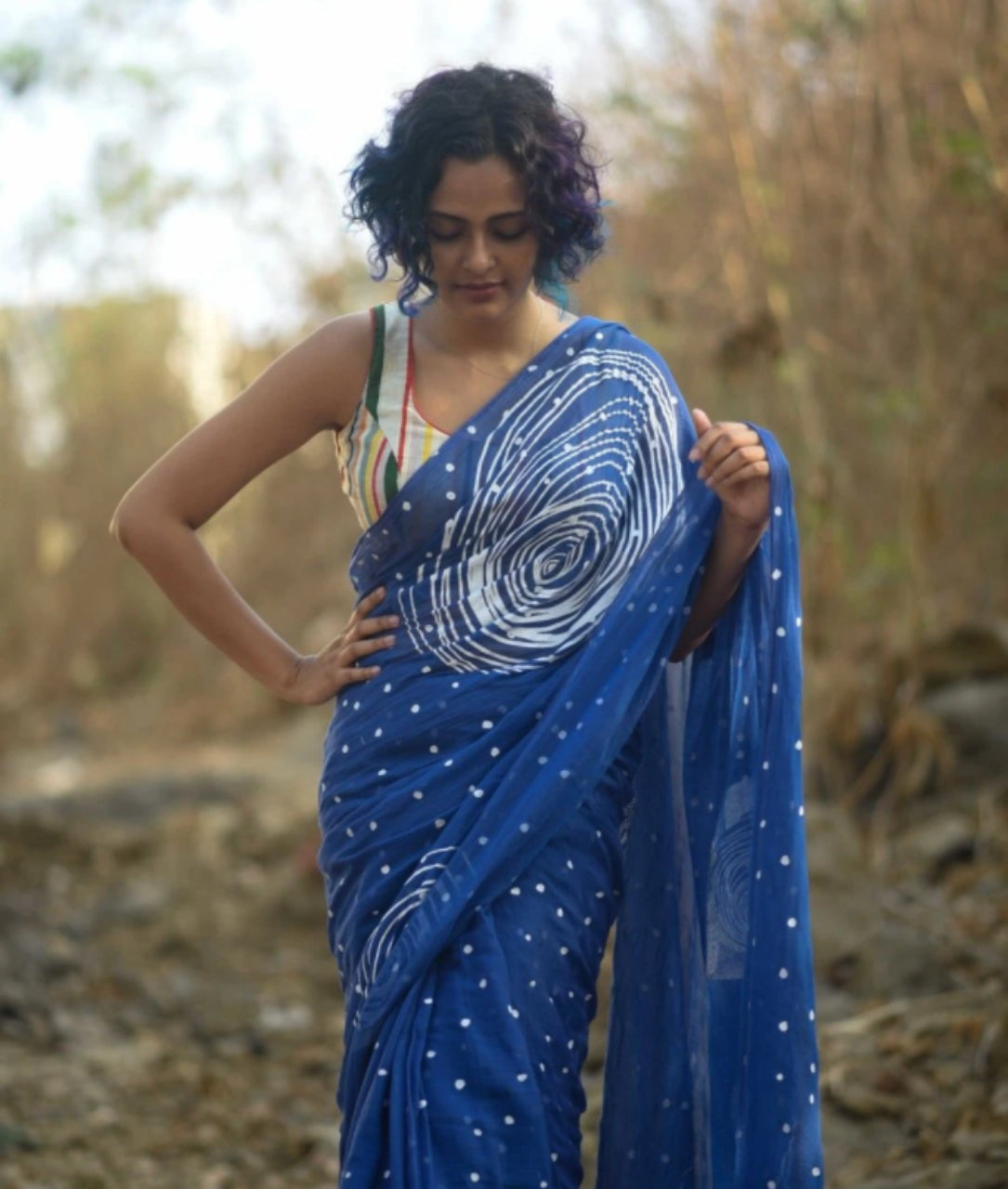 FlexFeb Handcrafted Blue Linen Saree with Artistic Swirl Print & Blouse Piece – Lightweight & Elegant Drape