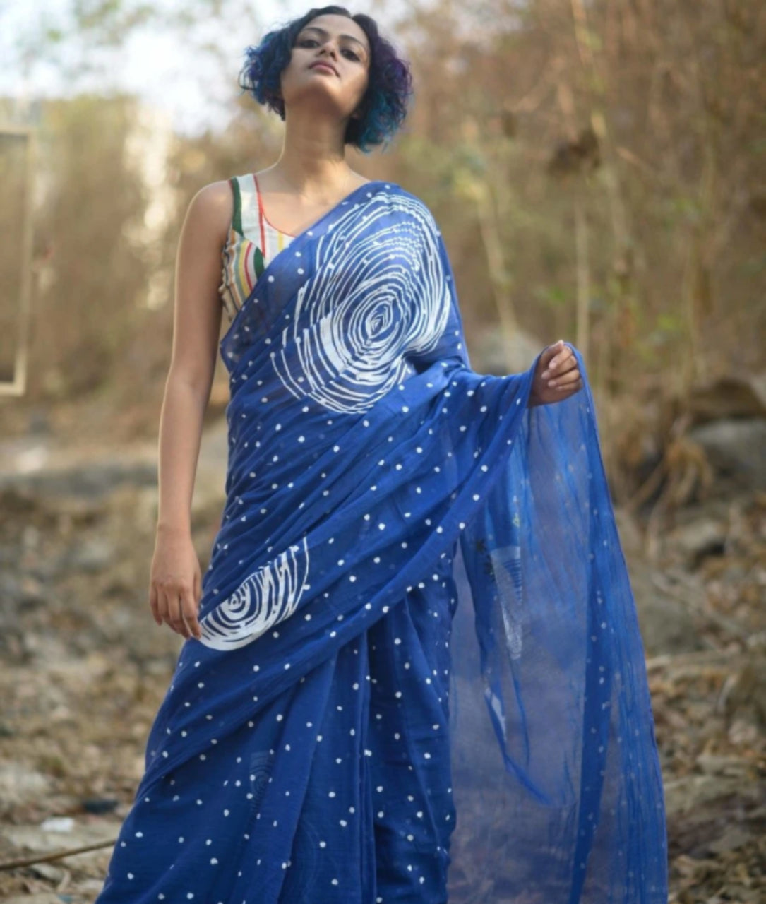 FlexFeb Handcrafted Blue Linen Saree with Artistic Swirl Print & Blouse Piece – Lightweight & Elegant Drape