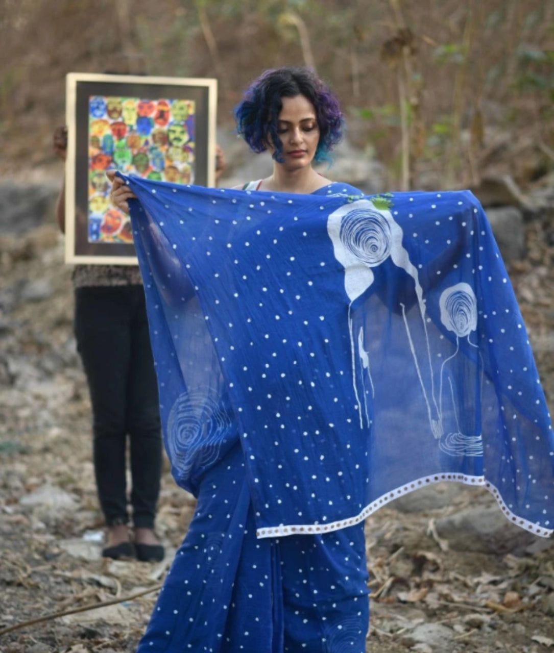 FlexFeb Handcrafted Blue Linen Saree with Artistic Swirl Print & Blouse Piece – Lightweight & Elegant Drape