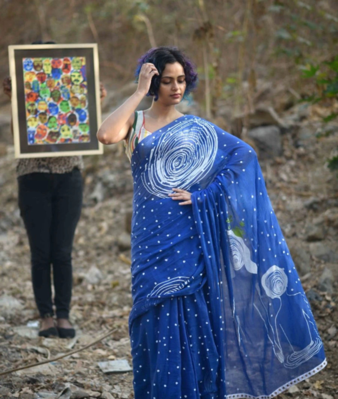 FlexFeb Handcrafted Blue Linen Saree with Artistic Swirl Print & Blouse Piece – Lightweight & Elegant Drape