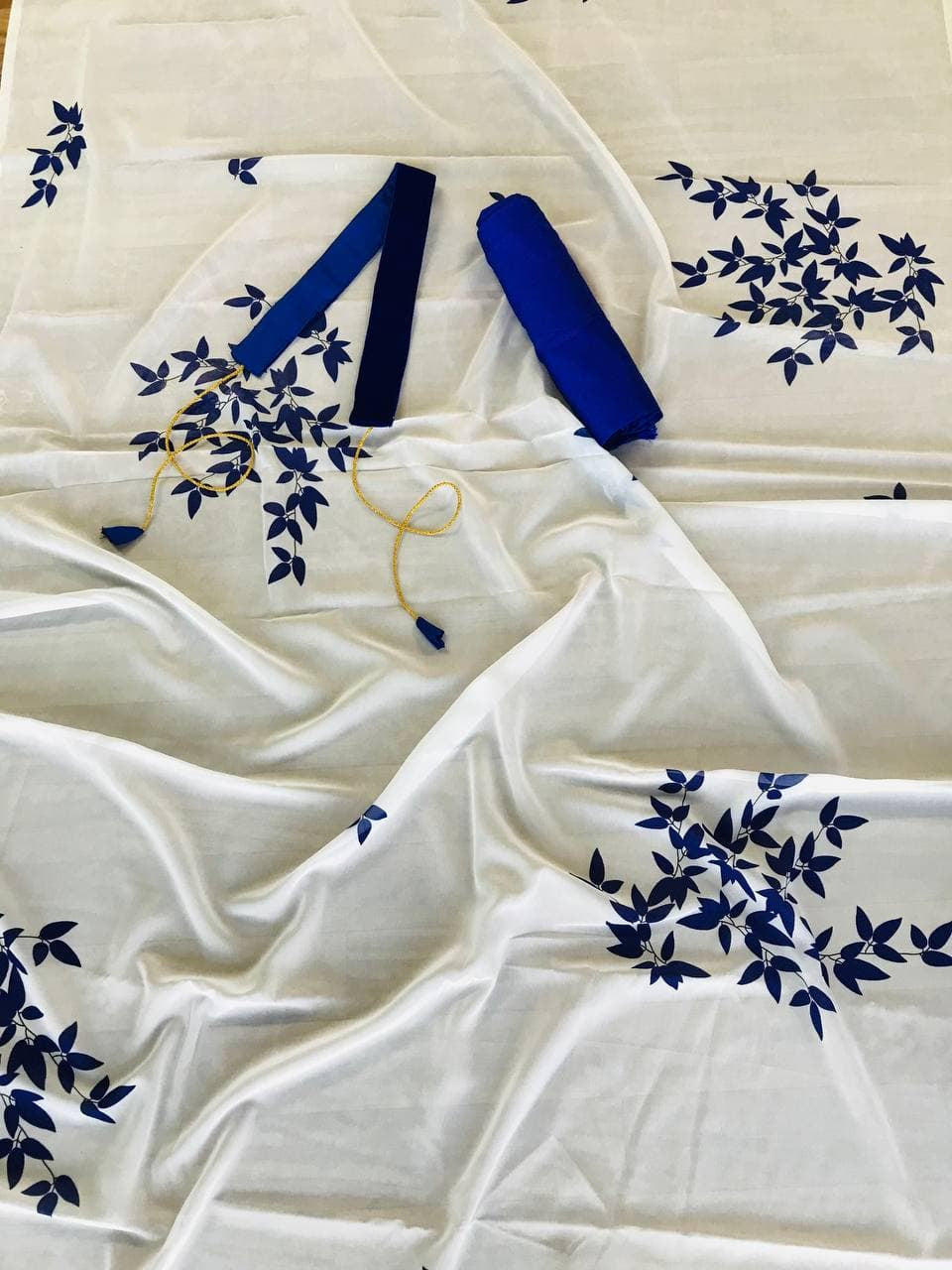 FlexFeb Elegant White Georgette Saree with Blue Floral Print & Velvet Belt – Lightweight Partywear Drape