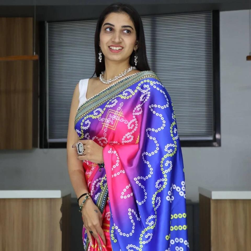 FlexFeb Bandhani Print Pure Japan Satin Saree in Pink & Blue with Pearl Lace Border – Traditional Festive Drape with Unstitched Blouse