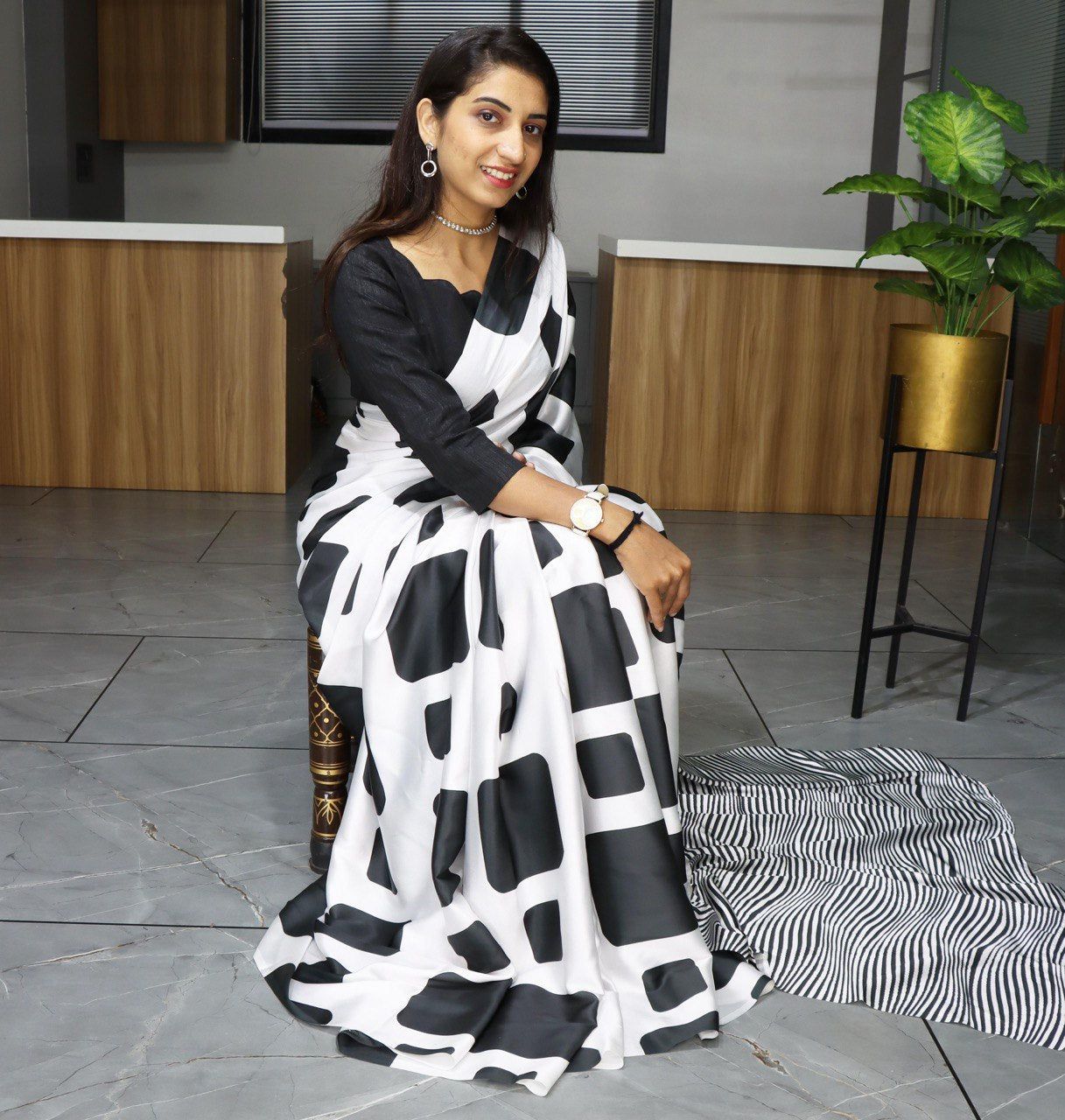 FlexFeb Monochrome Abstract Print Satin Saree with Plain Blouse – Elegant & Contemporary Style