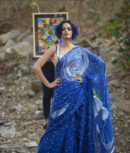 FlexFeb Handcrafted Blue Linen Saree with Artistic Swirl Print & Blouse Piece – Lightweight & Elegant Drape