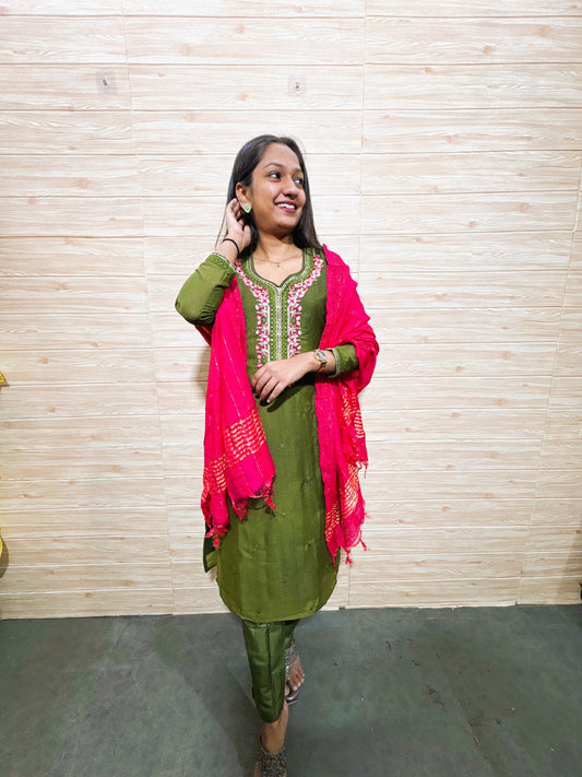 FlexFeb Elegant Green & Pink 3-Piece Suit Set for Women Star Georgette Ethnic Wear with Dupatta – Festive & Daily Wear