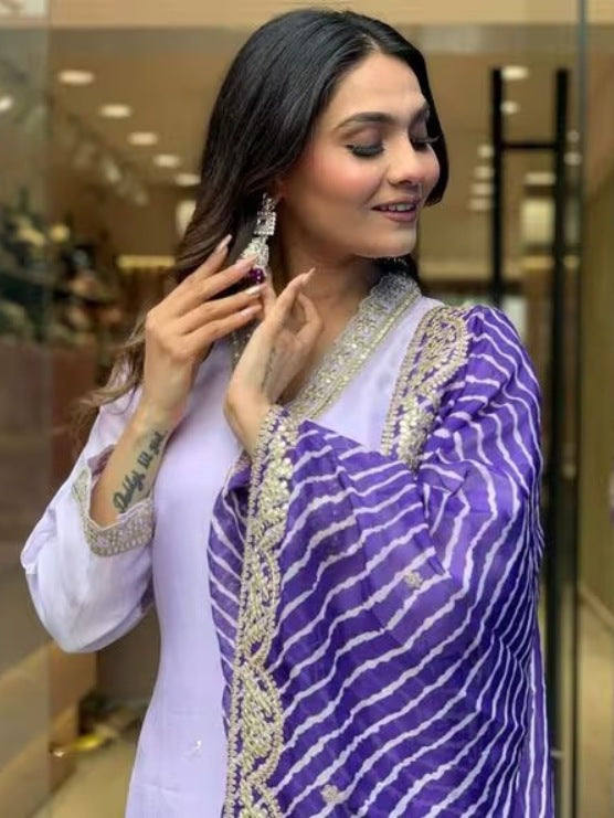 FlexFeb Elegant Lavender Cotton Blend 3-Piece Suit Set – Stunning Traditional Ensemble with Rich Velvet Dupatta and Embellished Borders